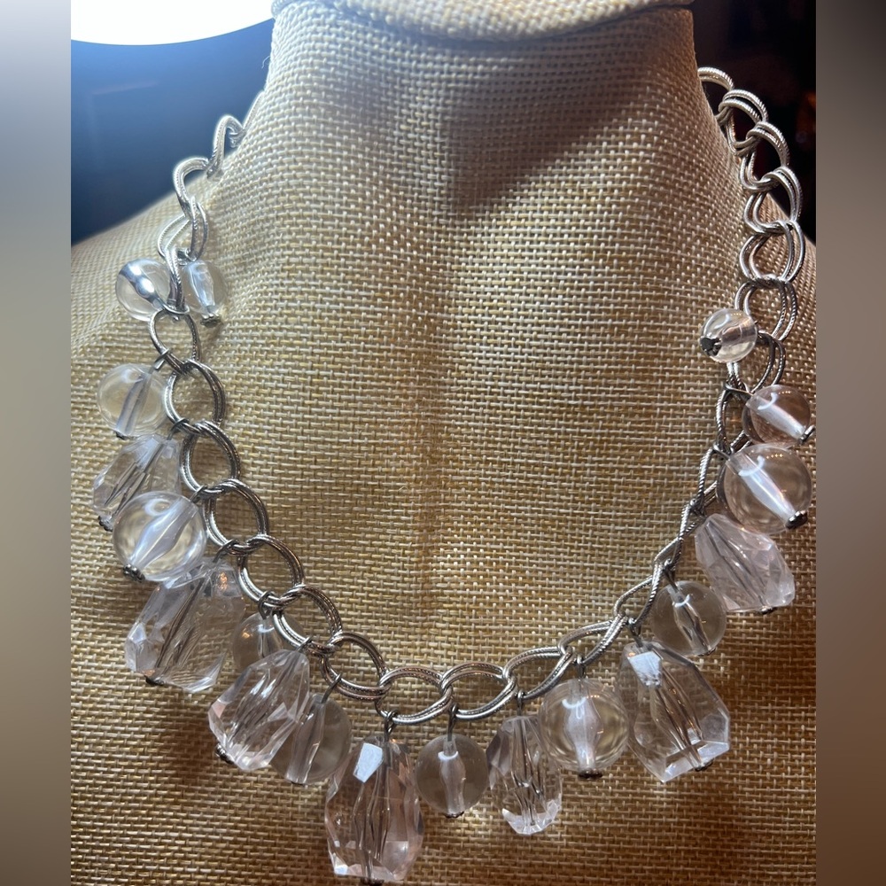 🌈🍀🎁Elegant Silver and Clear Beaded Necklace